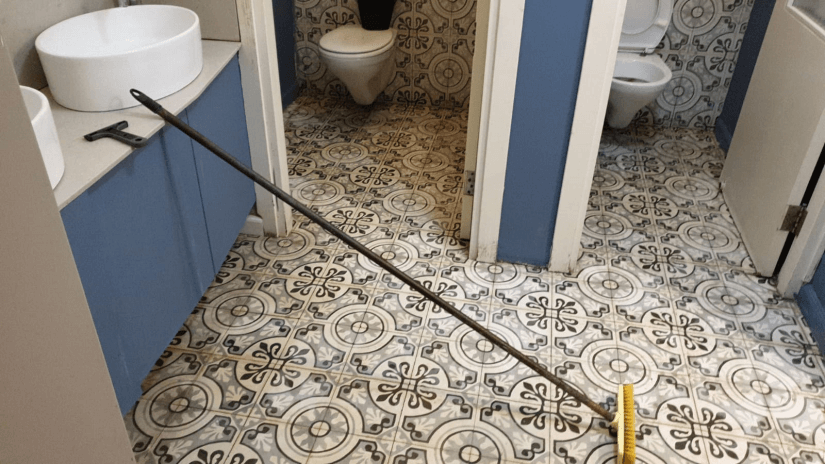 ניקיון שירותים